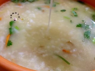 7、虫草花鸡翅粥,煮好的粥浓稠，香滑，口感真的超级棒的，调味后即可