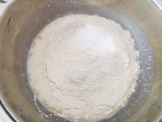 5、奶香小馒头,倒入面粉。