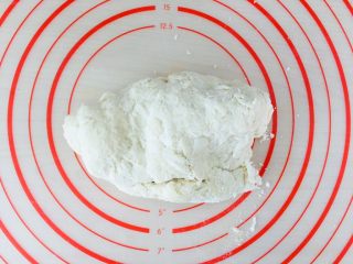 7、奶香小馒头,抓成团。