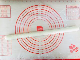 9、奶香小馒头,搓揉成长条。