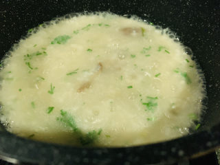 1、生滚牛肉粥,这是即将出锅的生滚牛肉粥，具体做法如下所示：