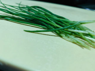 2、生滚牛肉粥,葱，洗净，切粒；