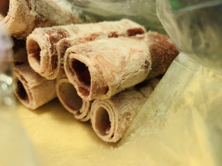 3、生滚牛肉粥,牛肉卷，待用；