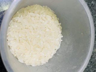 4、生滚牛肉粥,大米，100克，备用；