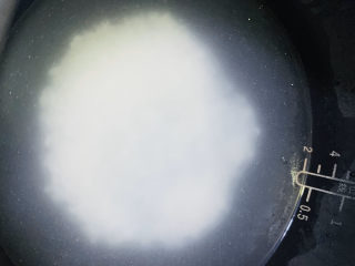 6、生滚牛肉粥,加5倍水，用电饭煲煮成粥；