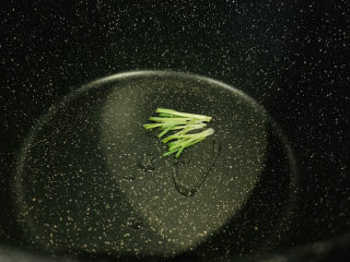 8、生滚牛肉粥,锅里加一点油，放入葱白炒香；