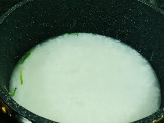 9、生滚牛肉粥,把白粥倒入；