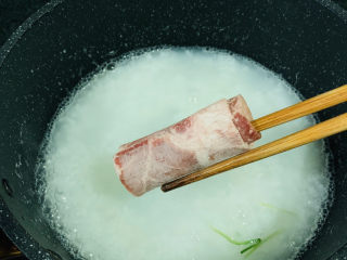 10、生滚牛肉粥,煮开，加入牛肉卷；