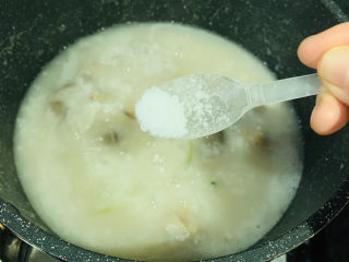 12、生滚牛肉粥,搅拌，牛肉熟时，加少许盐；