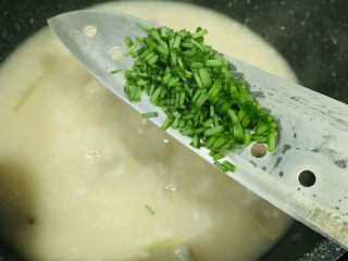 16、生滚牛肉粥,加切好的葱粒，搅拌均匀，即可出锅；