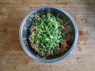 8、抱蛋馄饨——每天叫你的不是梦想，是早餐！,加入肉馅中。