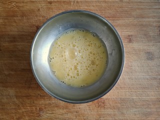 10、抱蛋馄饨——每天叫你的不是梦想，是早餐！,一个鸡蛋磕入碗中，打散成蛋液。