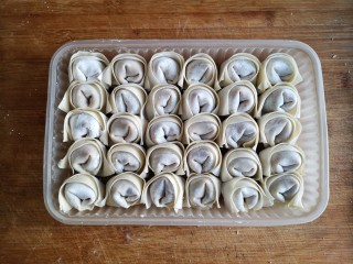 15、抱蛋馄饨——每天叫你的不是梦想，是早餐！,照此把所有馄饨都包好。馄饨可以提前包好，放到冰箱里，早晨拿出来煎一下就可以了。如果用冷冻的馄饨，可以适当的多煎一会儿。