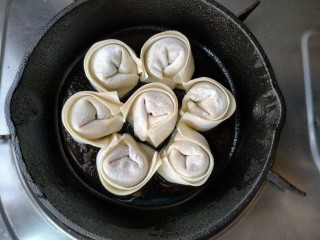 17、抱蛋馄饨——每天叫你的不是梦想，是早餐！,把馄饨依次放入锅中。