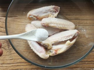 2、简单方便的电饭煲可乐鸡翅,鸡翅洗去血水，加一小勺盐腌制20分钟 