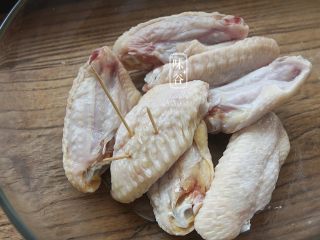3、简单方便的电饭煲可乐鸡翅,用叉子或者牙签在鸡翅表面戳一些小孔；