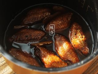 12、简单方便的电饭煲可乐鸡翅,等电饭锅自动煮完跳到保温档就好啦。