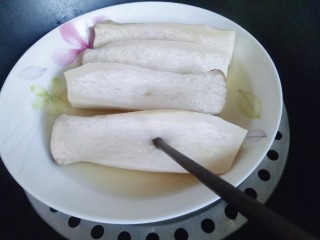 5、凉拌手撕杏鲍菇,用筷子扎一下，轻松扎透就可以了。