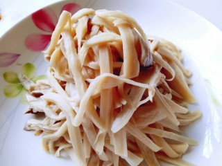 9、凉拌手撕杏鲍菇,撕好的杏鲍菇(这一步要有耐心哦)