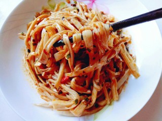 10、凉拌手撕杏鲍菇,把调料汁淋在撕好的杏鲍菇上，拌均匀。