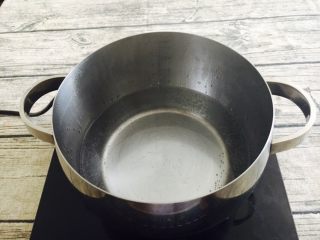10、鹌鹑蛋空心面,锅里放适量的水