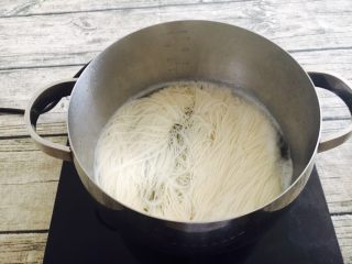 12、鹌鹑蛋空心面,放入空心面，煮八秒钟，把面捞出来。