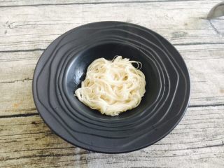 13、鹌鹑蛋空心面,捞出来的空心面放在汤碗里