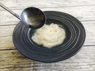 14、鹌鹑蛋空心面,盛入煮面的清汤