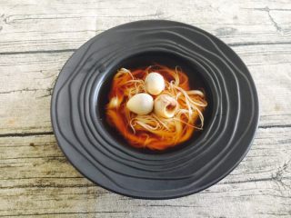 16、鹌鹑蛋空心面,放上茶香鹌鹑蛋