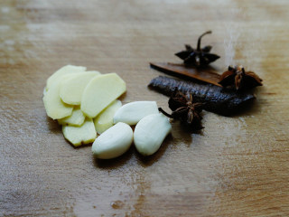 3、番茄牛腩煲,姜切片，蒜剥去外皮，八角桂皮洗净