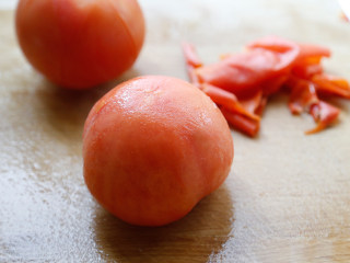 5、番茄牛腩煲,捞出撕去外皮