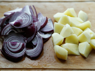 7、番茄牛腩煲,洋葱土豆切大块