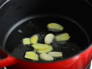 9、番茄牛腩煲,锅里烧热油，爆香姜蒜