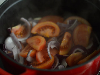 11、番茄牛腩煲,再放入一部分番茄同炒