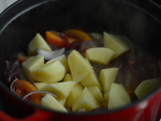 13、番茄牛腩煲,放入土豆块