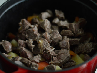 14、番茄牛腩煲,再放入牛肉