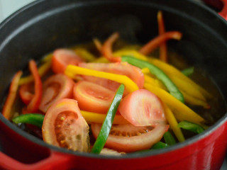 16、番茄牛腩煲,放入红黄绿甜椒丝和剩下的番茄块