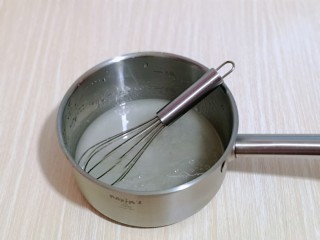 3、零失败~奶油泡芙 外酥内软吃出幸福甜蜜,将玉米油,纯净水,盐放入锅中,用手动打蛋器搅拌均匀。