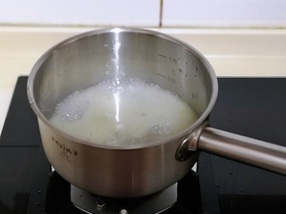 4、零失败~奶油泡芙 外酥内软吃出幸福甜蜜,开中小火加热至煮沸,立刻关火。