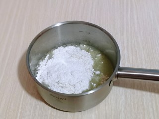 5、零失败~奶油泡芙 外酥内软吃出幸福甜蜜,立即将面粉筛入。