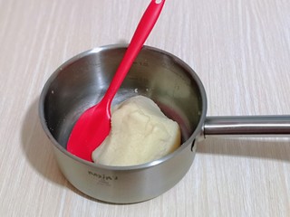 6、零失败~奶油泡芙 外酥内软吃出幸福甜蜜,用硅胶铲快速翻拌均匀且无干粉。