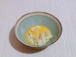 10、零失败~奶油泡芙 外酥内软吃出幸福甜蜜,将蛋液分三次倒入面团中,每加入一次蛋液后,“必须翻拌均匀,蛋液与面团完全融合在一起” 再加入蛋液,设计分三次加入蛋液,每次一定要拌均匀。