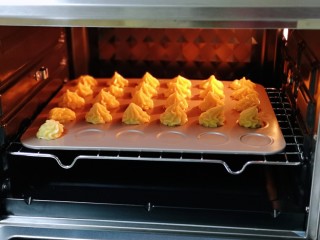 14、零失败~奶油泡芙 外酥内软吃出幸福甜蜜,将烤盘入东菱烤箱中层。