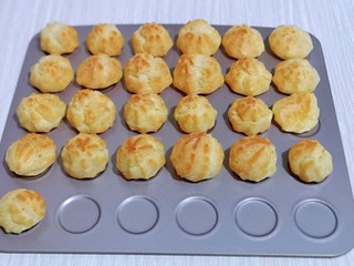 15、零失败~奶油泡芙 外酥内软吃出幸福甜蜜,戴上隔热手套取出烤盘,放旁边晾凉。