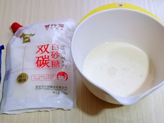 16、零失败~奶油泡芙 外酥内软吃出幸福甜蜜,准备奶油打发,淡奶油倒入器具中,加入白砂糖,电动打蛋器打发即可。 我用的是无硫双碳糖,家中有老人的可以用它家的木糖醇 不含蔗糖,送礼过节食用都很好。