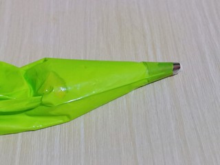 17、零失败~奶油泡芙 外酥内软吃出幸福甜蜜,将打发的奶油装入裱花袋中。(记得先装裱花嘴哈)