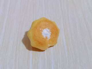 18、零失败~奶油泡芙 外酥内软吃出幸福甜蜜,这时泡芙也凉了,用筷子捅个小洞洞,再将裱花嘴插入洞洞里,挤入奶油即可。