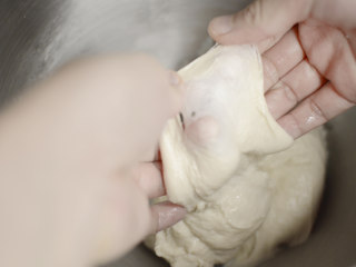 1、绵绵脆巧奶油包,液体材料混合，加热到温暖，加入酵母，静置10分钟。将黄油以外的材料放入面包机、厨师机、或者手揉成粗糙的面团。