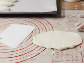 5、绵绵脆巧奶油包,松弛完毕，擀成长度约18cm的椭圆。