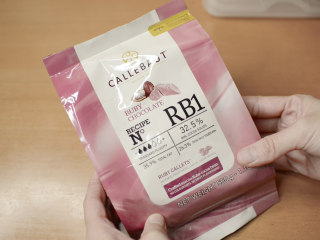 6、绵绵脆巧奶油包,这次用到嘉利宝的新品红宝石巧克力。